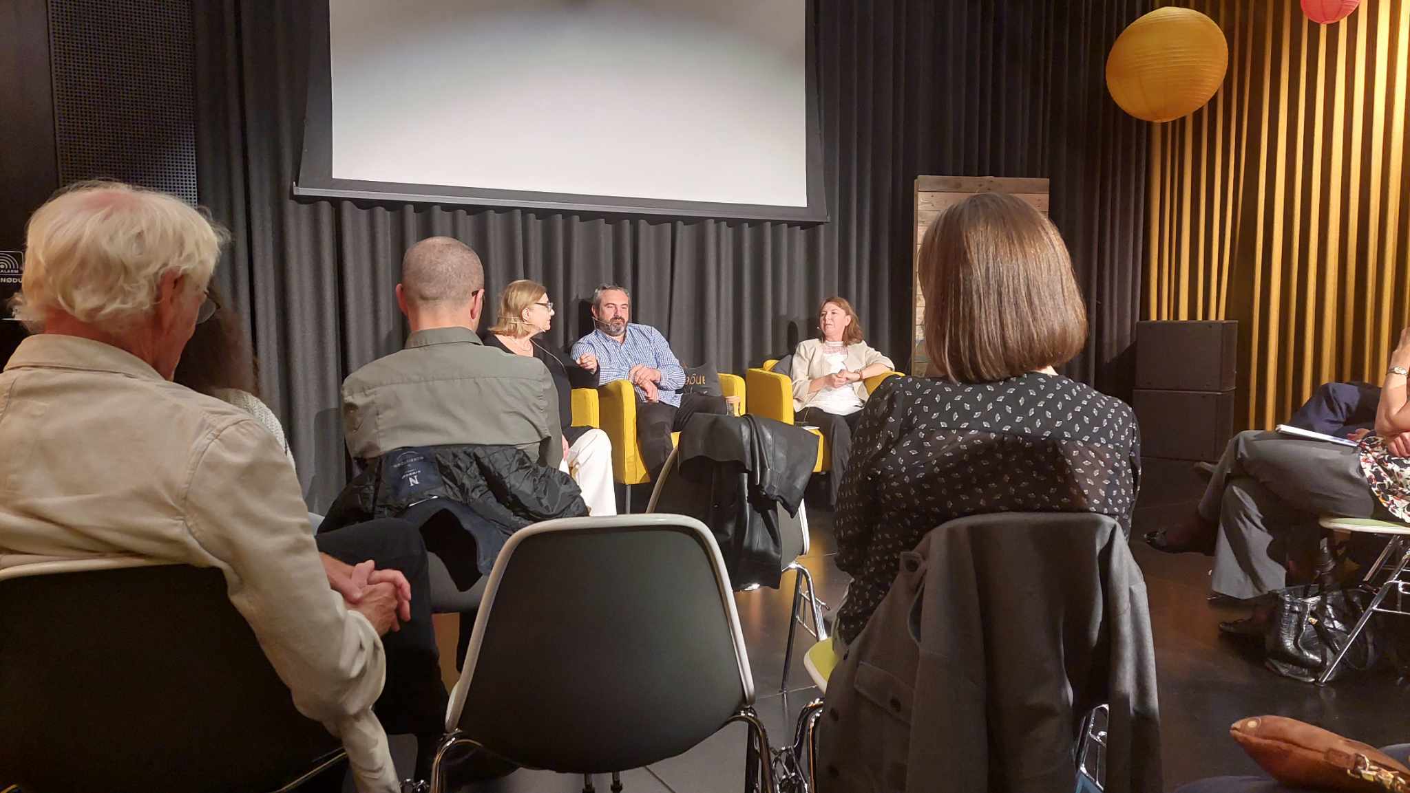 Poezie română la Literature Xchange: discuție cu scriitorii Cosmin Perța și Denisa Comănescu